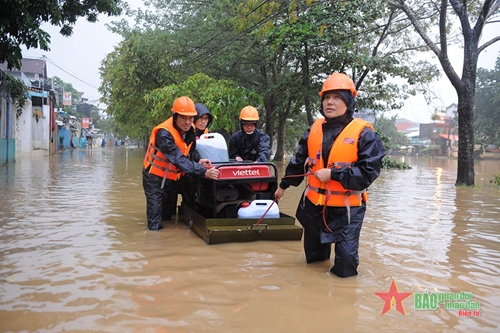 Viettel triển khai nhiều chính sách hỗ trợ người dân tại các tỉnh chịu ảnh hưởng của bão số 4 